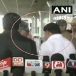 थप्पड़ मारते हुए सिद्धरमैया