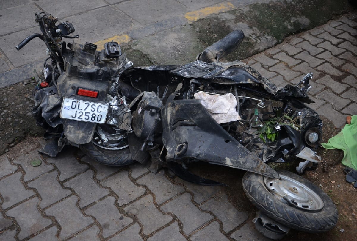 Husband saved life by pushing wife and second daughter in delhi india gate road accident