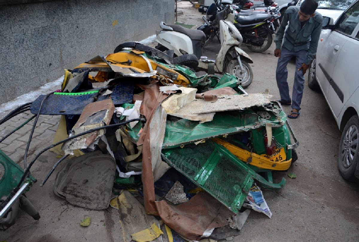Husband saved life by pushing wife and second daughter in delhi india gate road accident