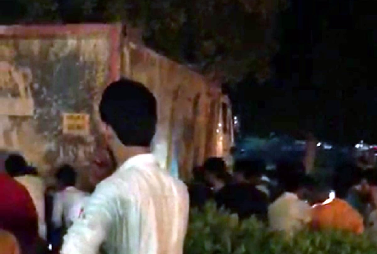 Husband saved life by pushing wife and second daughter in delhi india gate road accident