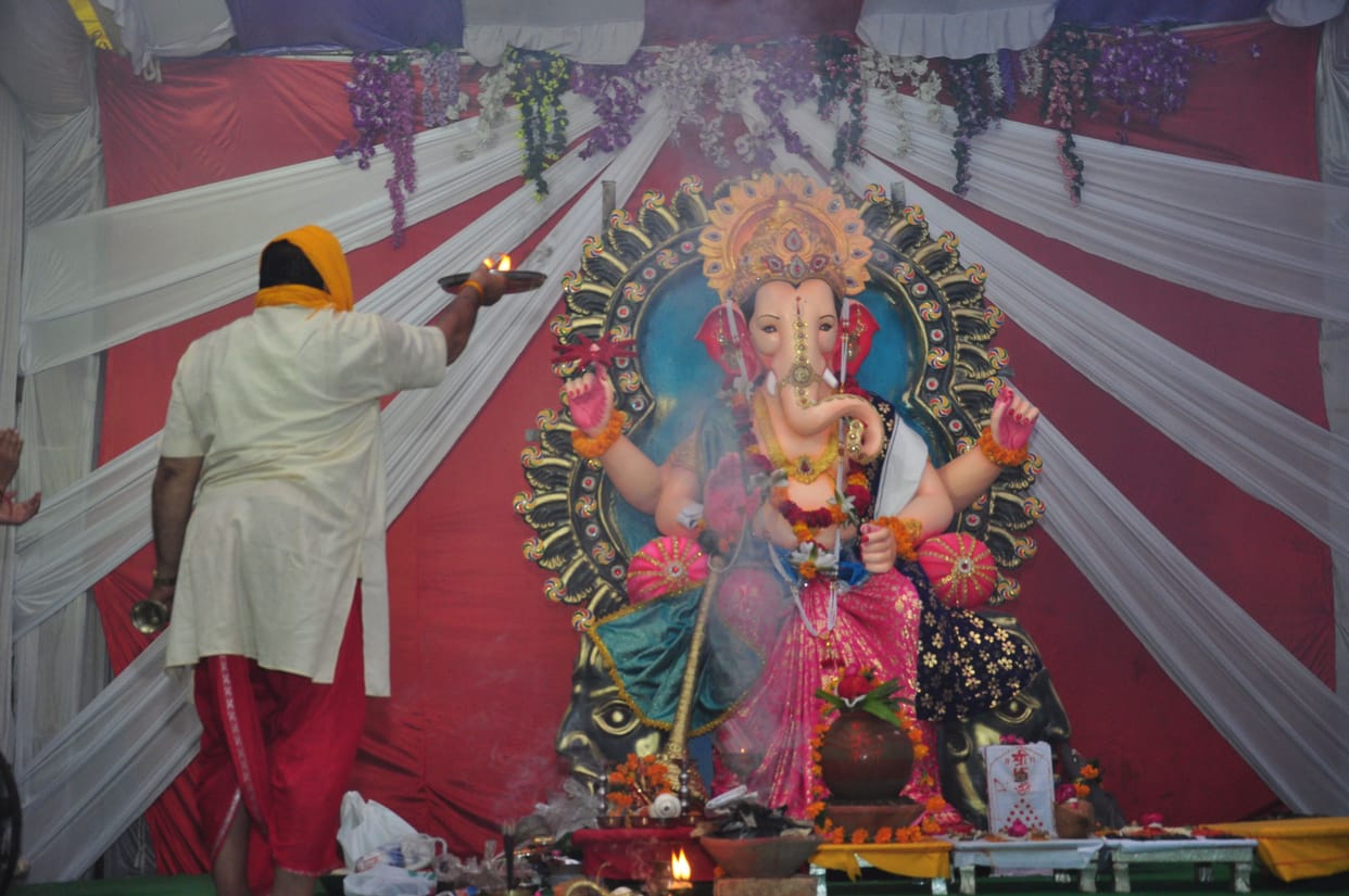 saj gay ganpati ke darwar, bakhto ka hoga beda par