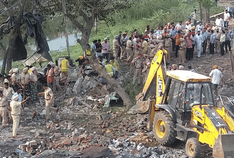 Blast in Crackers Factory In Batala Punjab, Live Photo