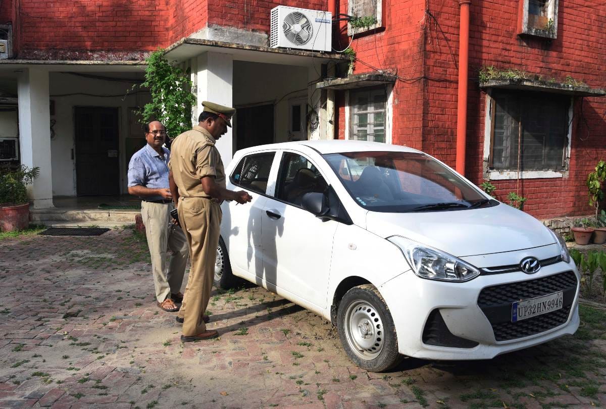 car of sub inspector found in DIG's house in lucknow