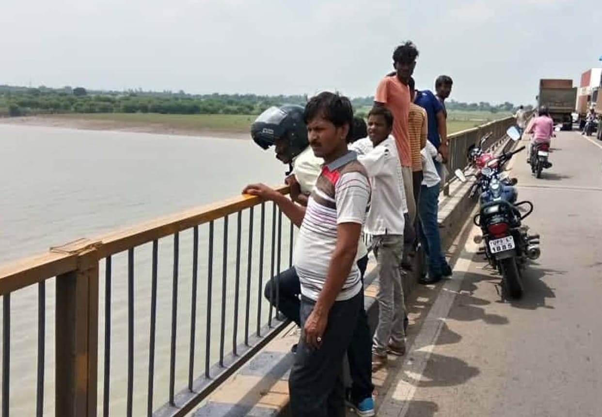 old man jump into the betwa river in hamirpur