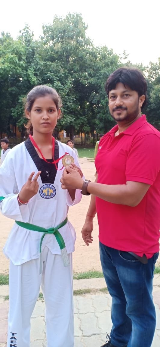 The daughter of the district gets the gold medal in the National Taekwondo