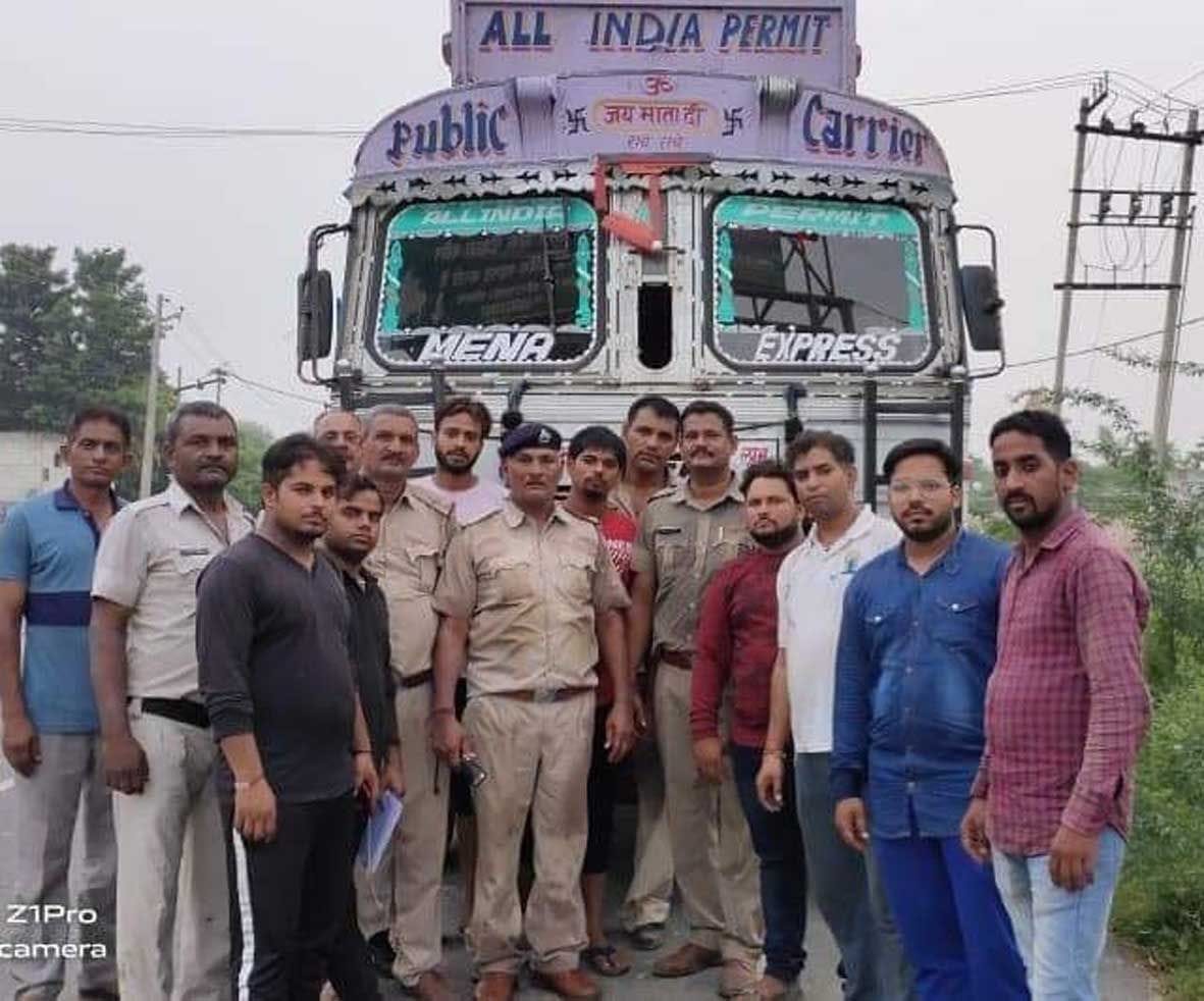 caught two dozen cattle from cow smugglers