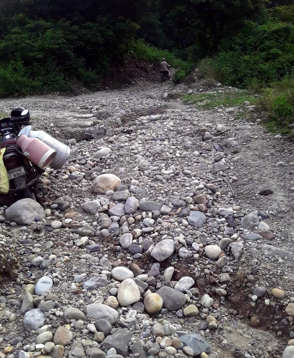 Contact road connecting Dhaulatappad, closed since 17 days