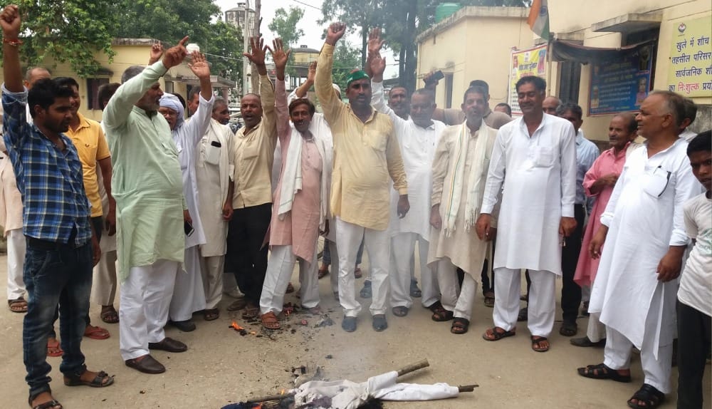 Farmers boil over sugar auction, angry activist burn effigy of Chief Minister in laksar