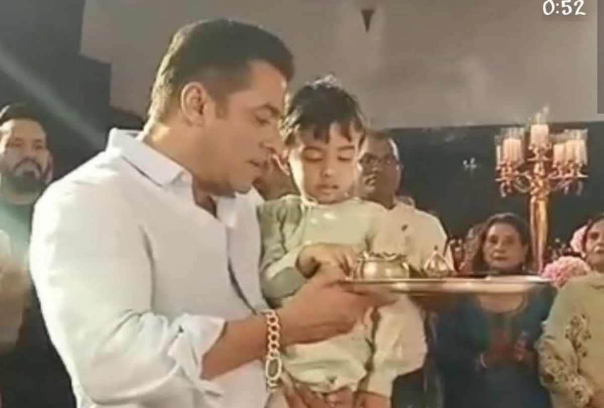 Salman Khan gets Tolls after Aarti at Sister Arpita Ganpati Visarjan