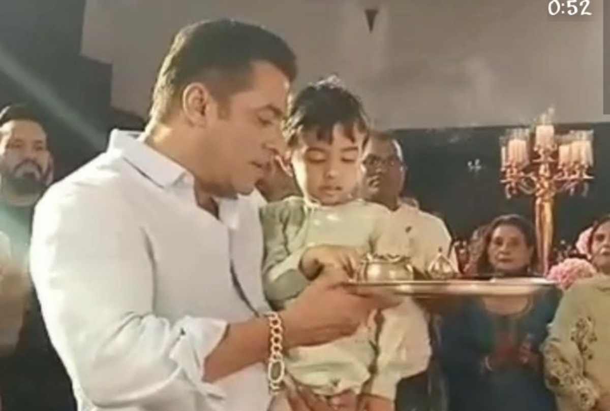 Salman Khan gets Tolls after Aarti at Sister Arpita Ganpati Visarjan