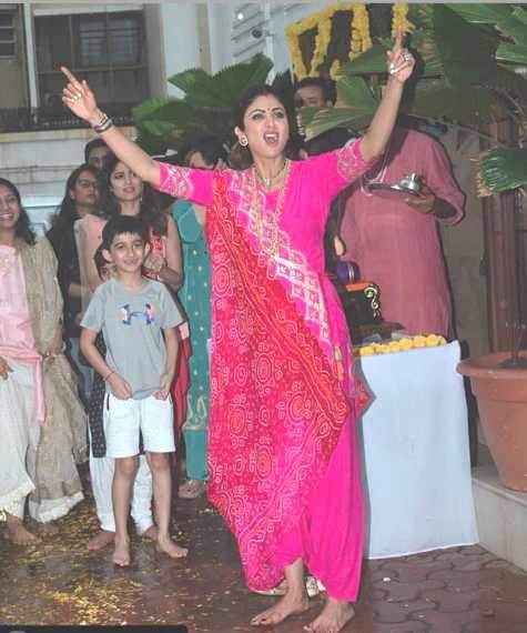shilpa shetty dance with her husband raj kundra at ganesh visarjan