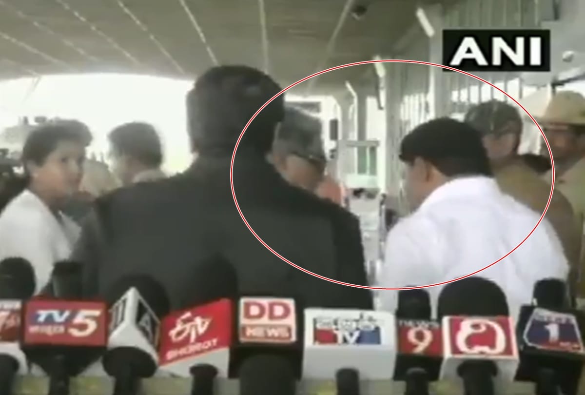 Karnataka, former Chief Minister Siddaramaiah slaps his aide outside Mysuru Airport