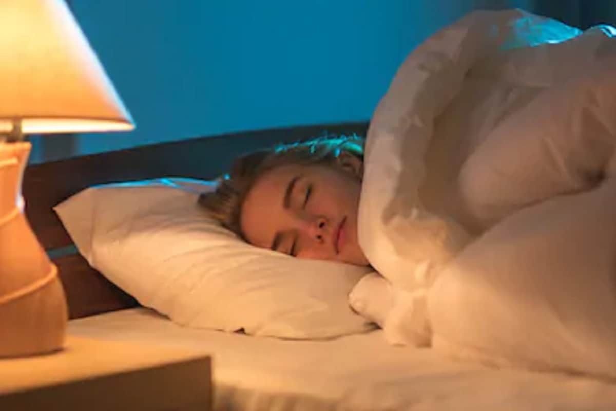 Sleeping Mistakes Know Side Effects Of Sleeping With Lights In Hindi