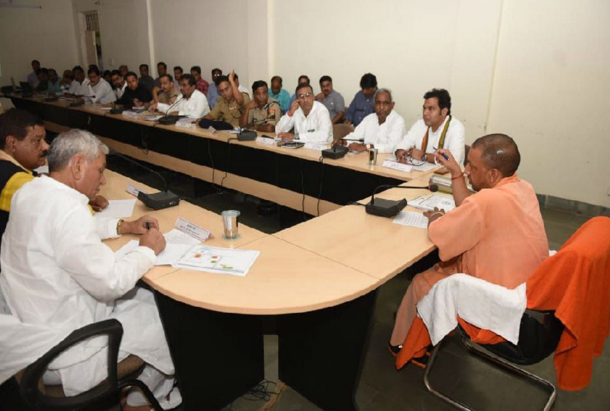 Yogi adityanath Meeting with Officers in Mathura for Pm Modi Visit