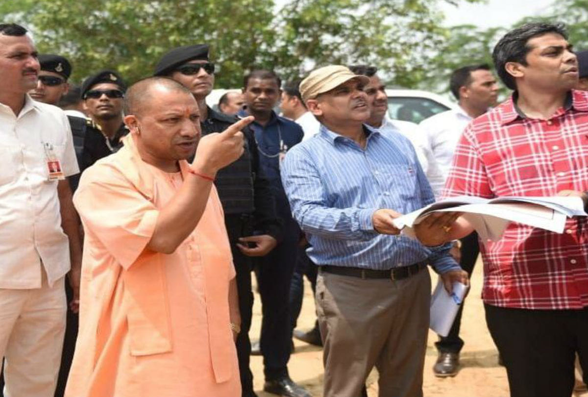 Yogi adityanath Meeting with Officers in Mathura for Pm Modi Visit