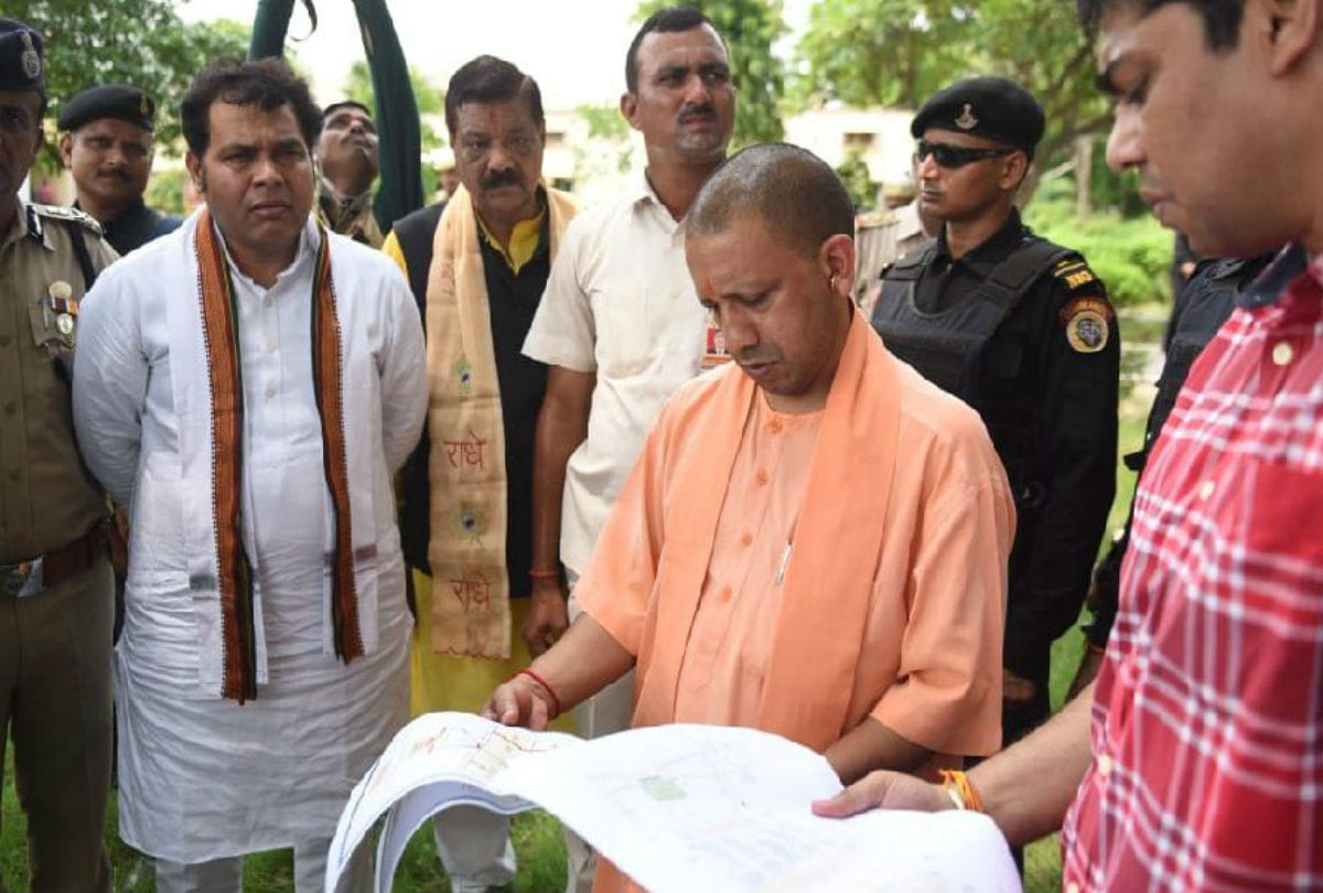 Yogi adityanath Meeting with Officers in Mathura for Pm Modi Visit