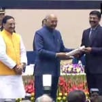 शिक्षकों का सम्मान करते राष्ट्रपति कोविंद