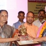 शिक्षकों को सम्मानित करतीं राज्यपाल आनंदीबेन पटेल व मुख्यमंत्री योगी आदित्यनाथ।