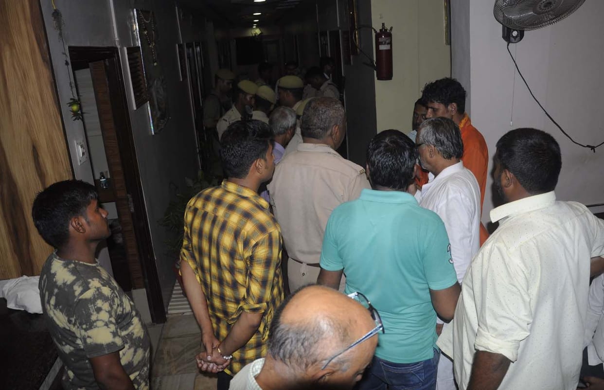 Saree businessman of Mirzapur commits suicide in hotel in Pratapgarh
