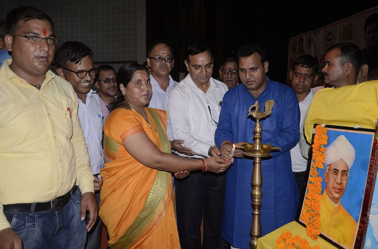 500 teachers and 57 students honored on Teachers' Day