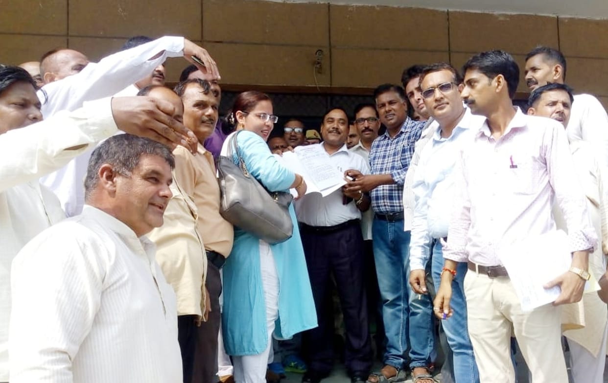 Teachers protest in the Collectorate against the Prerna App
