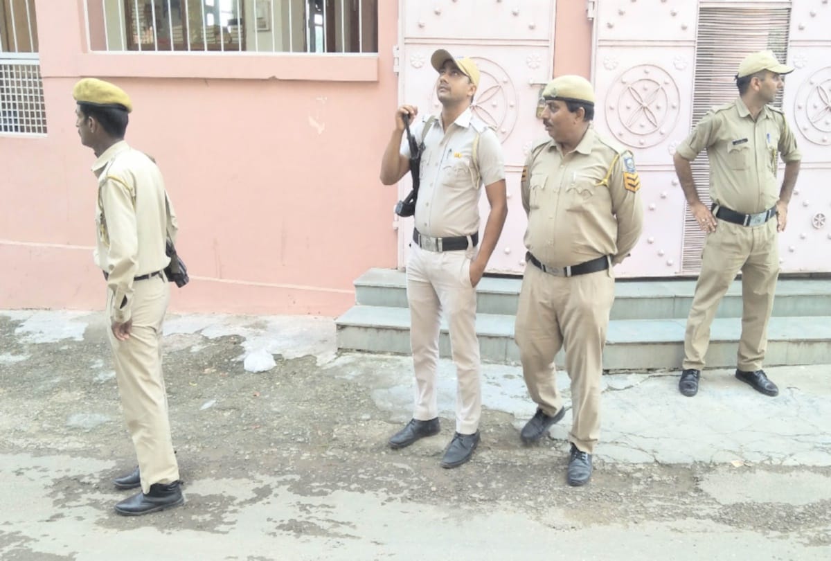 raid bilaspur: 5.53 lakh cash recovered, including fake pistol