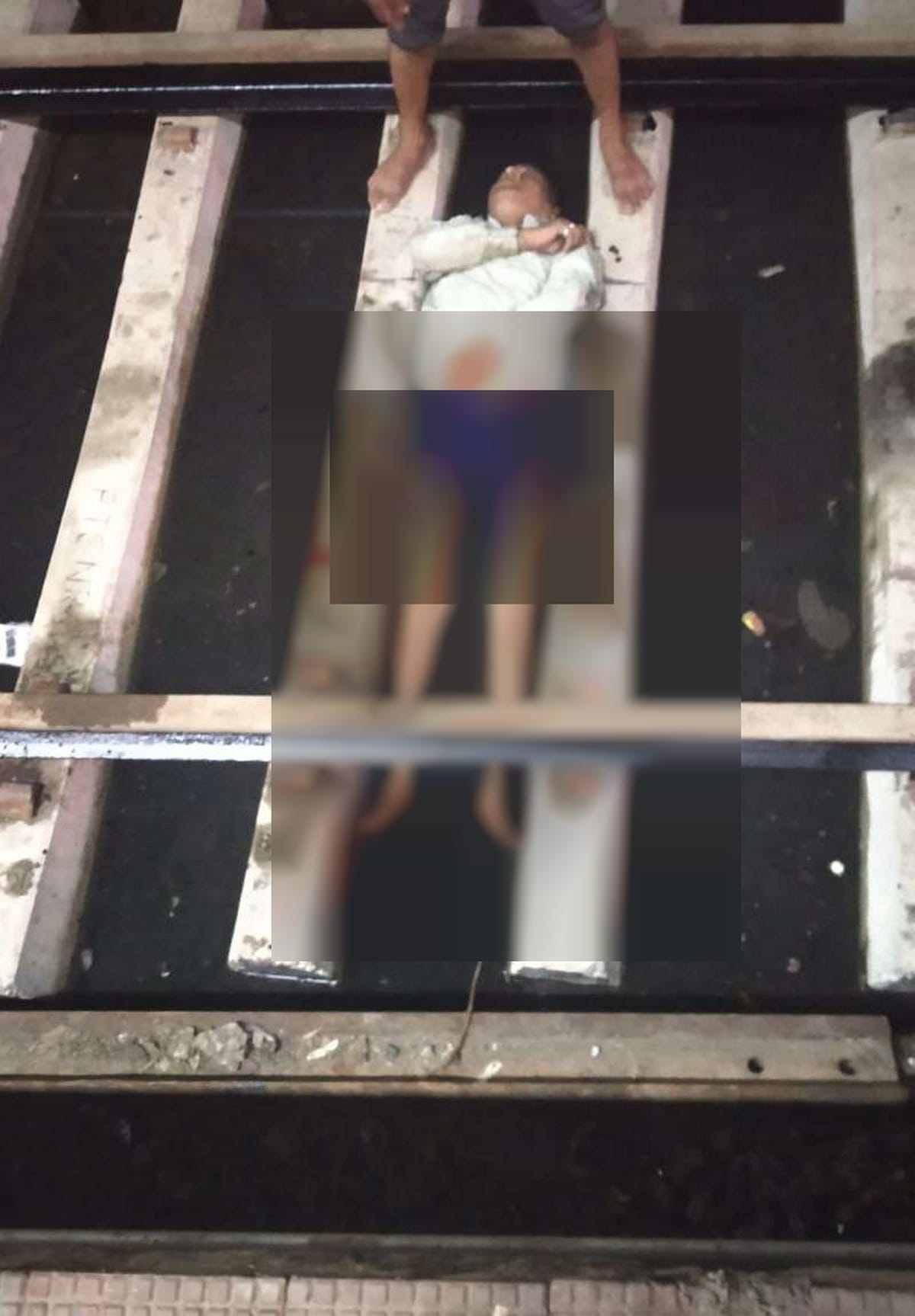 Bank cashier took off clothes then lay in middle of railway track at Cantt railway station varanasi
