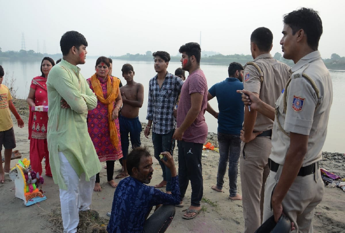 Police did not allow idol to be immersed in Yamuna in delhi