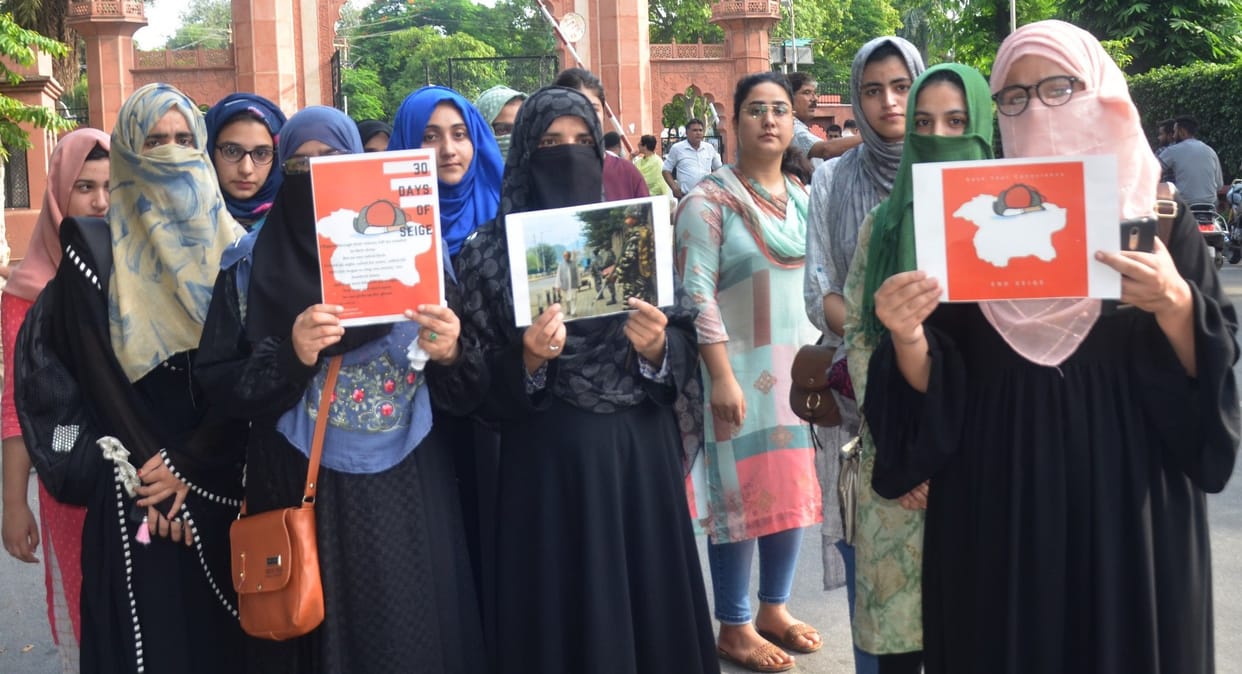 kashmiri students protest in Aligarh muslim university to end Artical 370