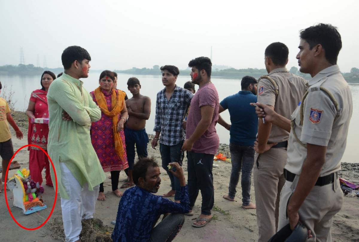ganesh visarjan in yamuna ban by ngt scuffle between people and police