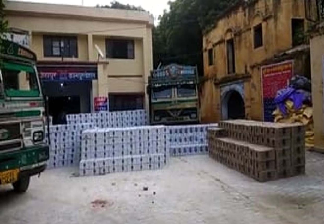 Police caught huge amounts of alcohol in kanpur dehat