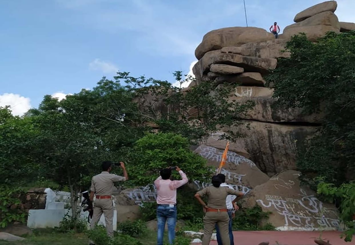 professor husband climbed on hill for suicide in mahoba