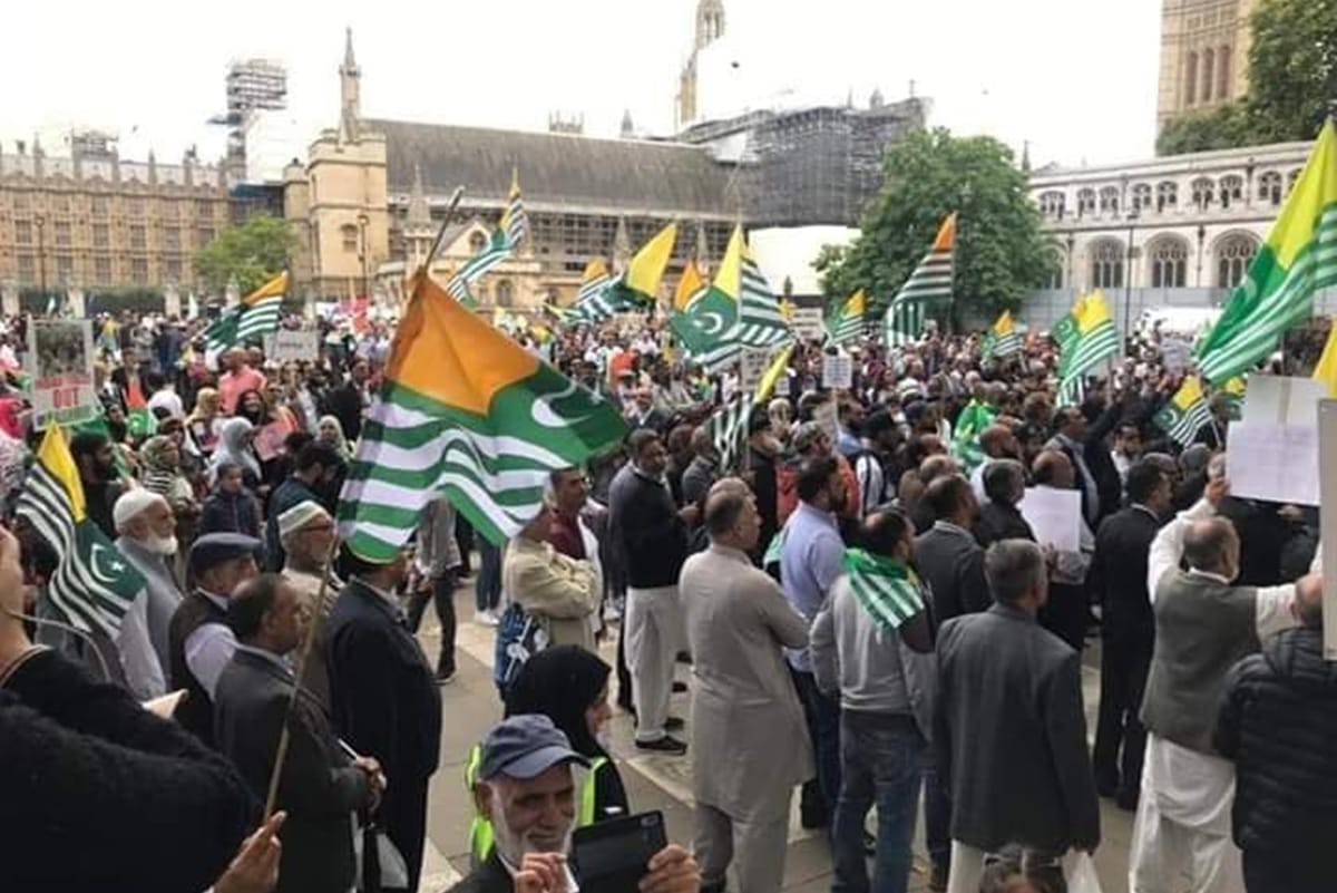 Pakistan leaders try to hijack kashmir freedom march but protestors attacked them with egg and shoes