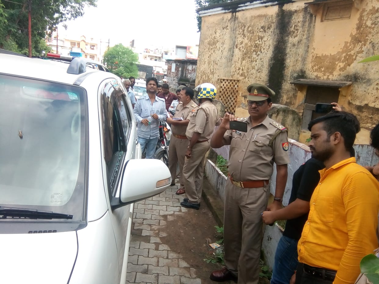 cars glass break thief run away theaft 5.50 lack rupees