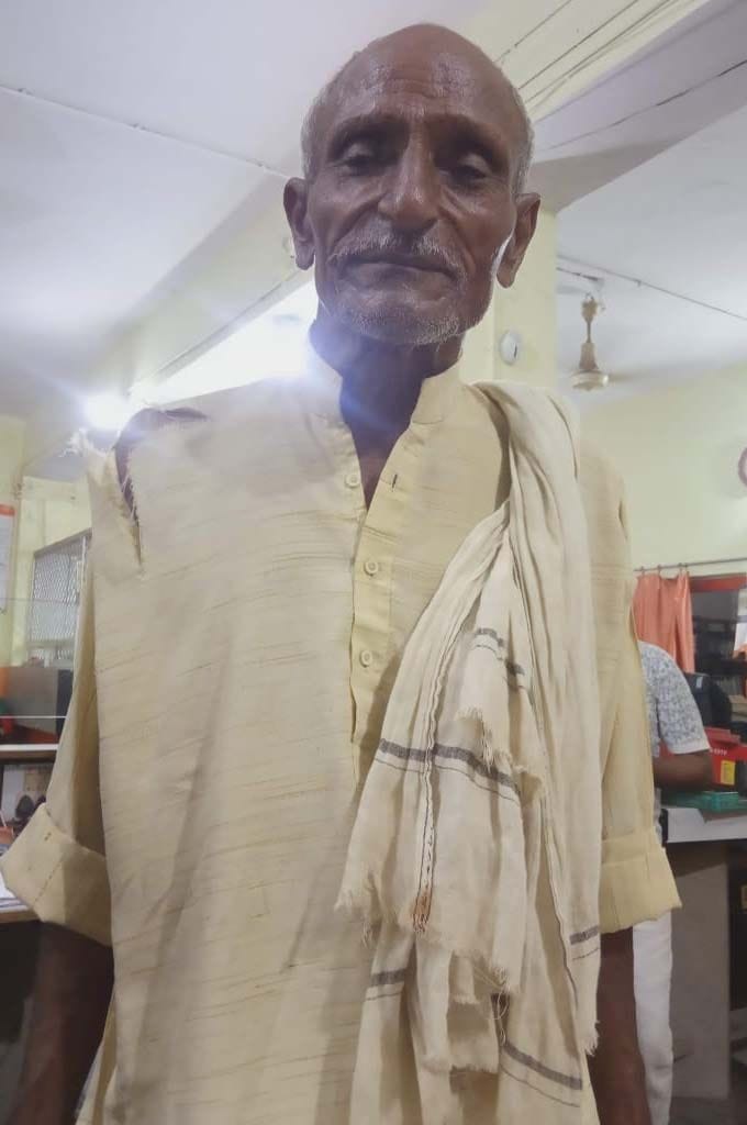 The old man looted in broad daylight