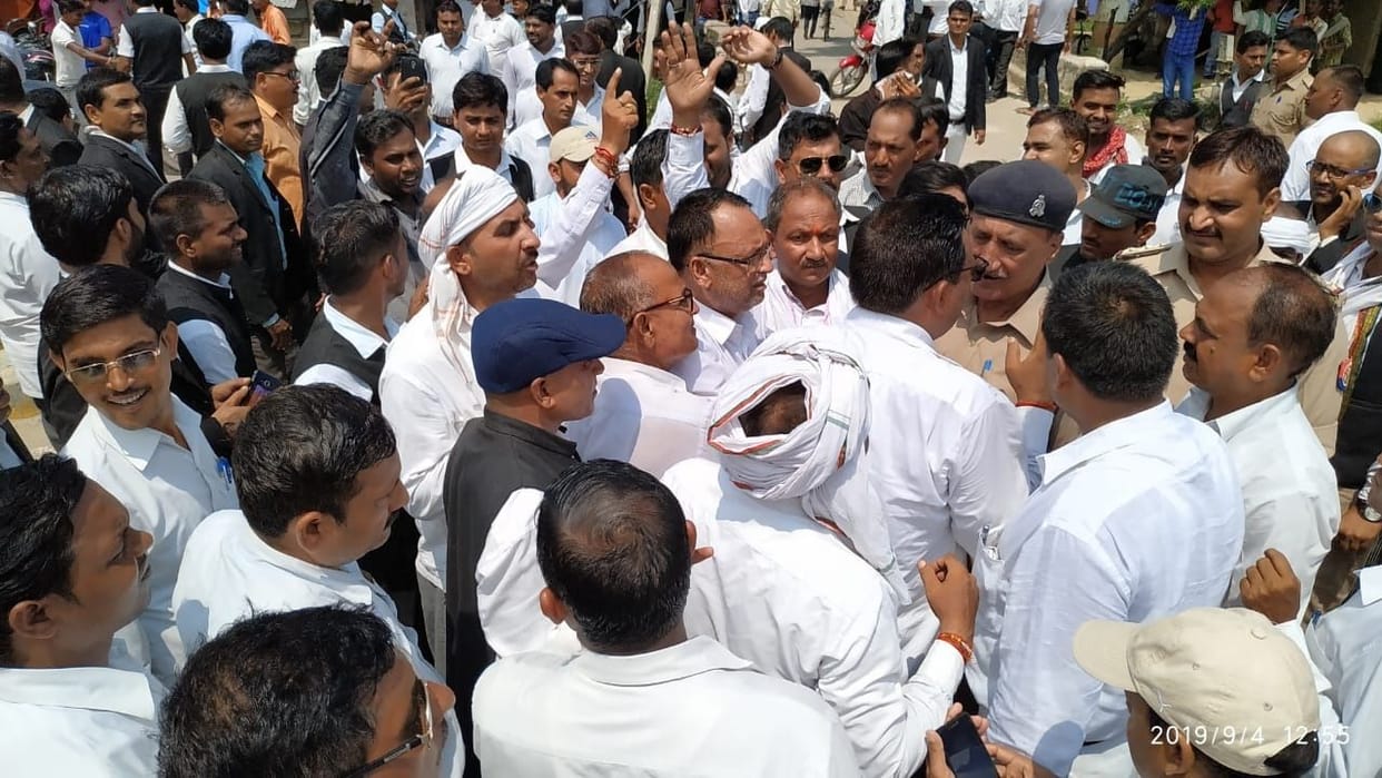 Lawyers blocked road in Manjhanpur