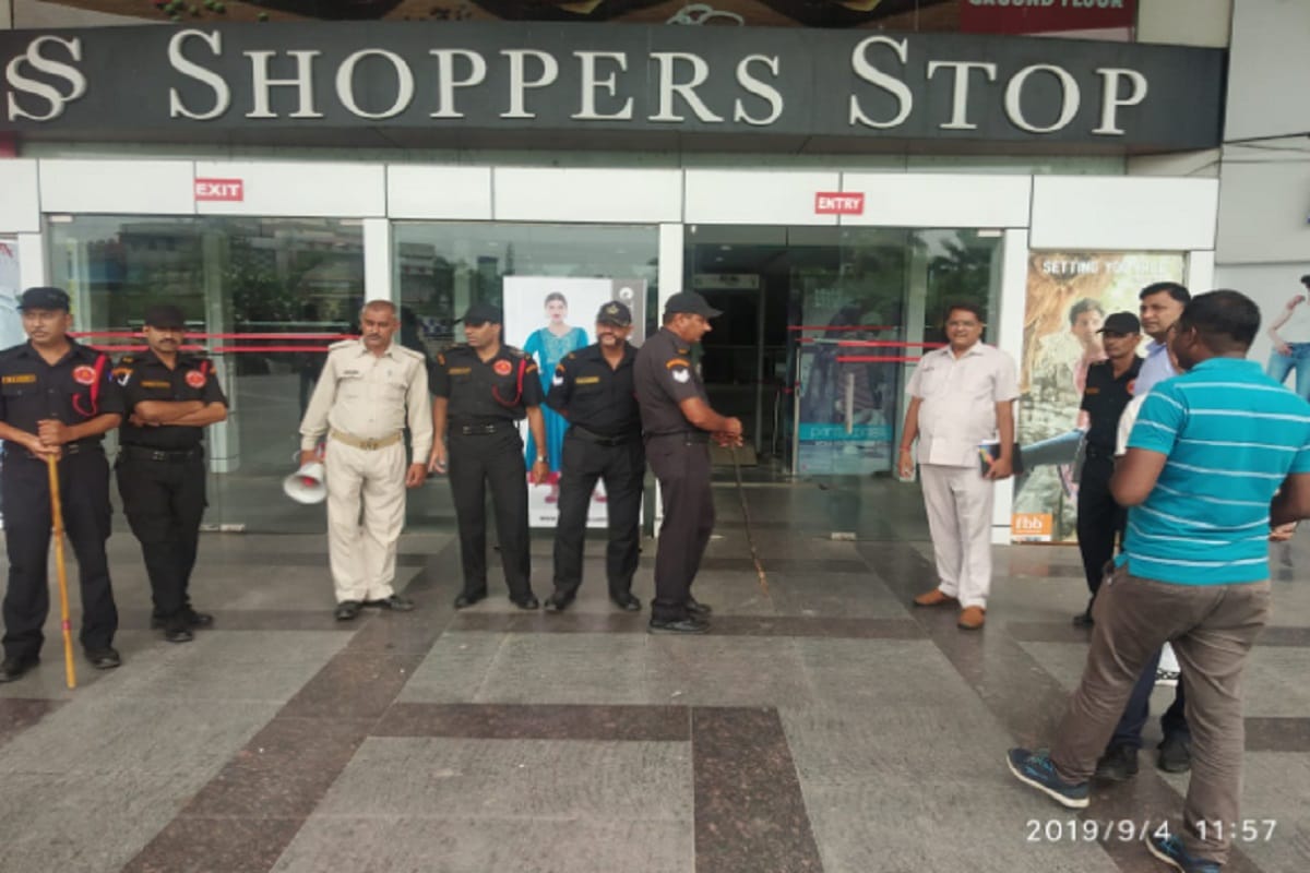 Nagar Nigam Team reached shopprix mall for house tax recovered at Meerut