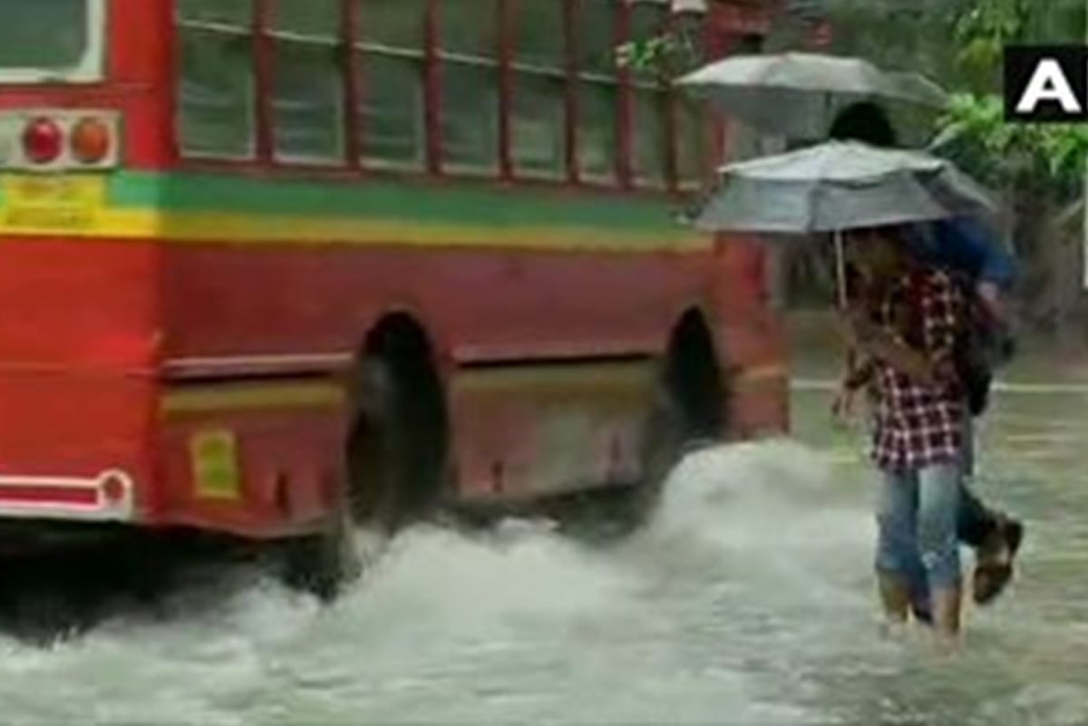 Mumbai Rain Live: school colleges are shut, road rail and flights are delayed due to waterlogging