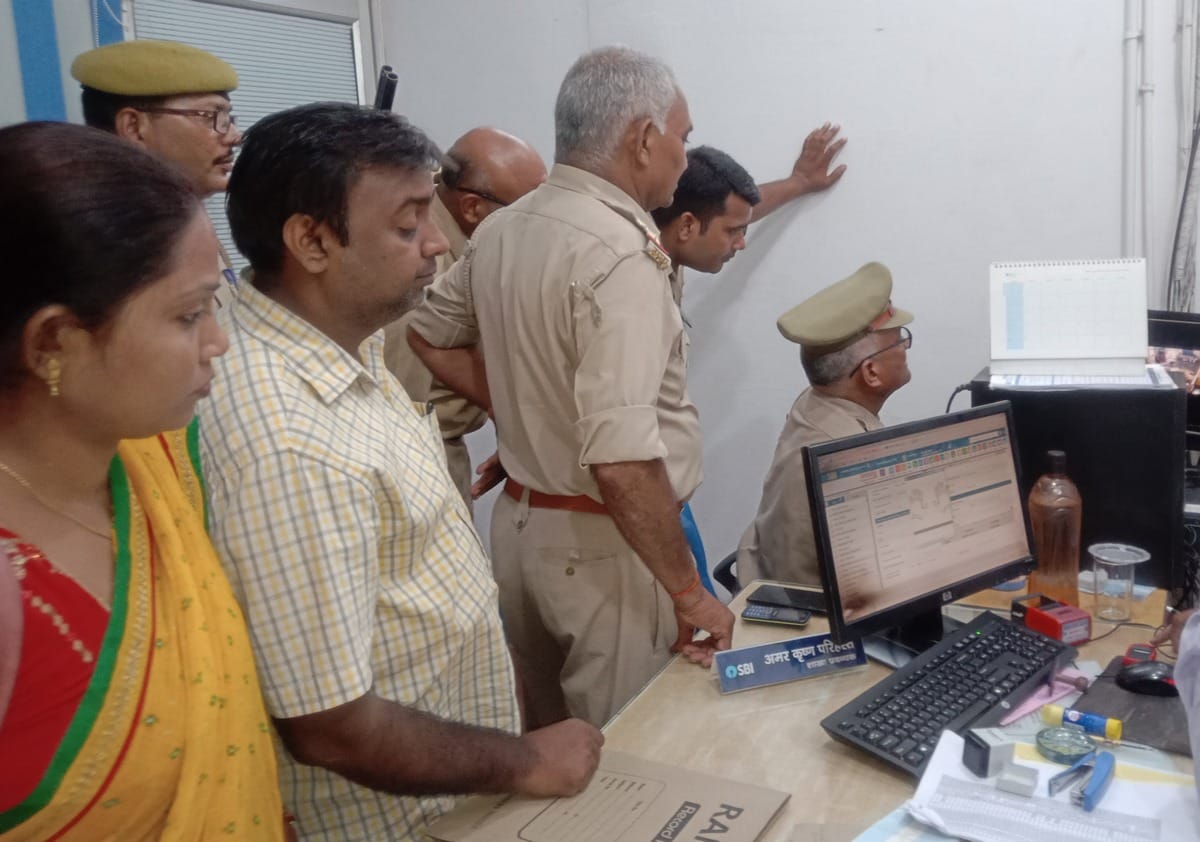 two lakhs stolen robberry in sbi chahniyan chandauli