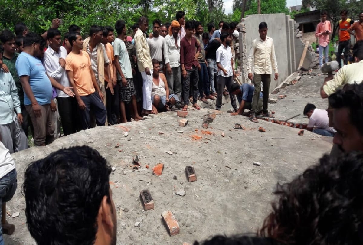28 Injured while roof fall off during contruction in Nawabganj