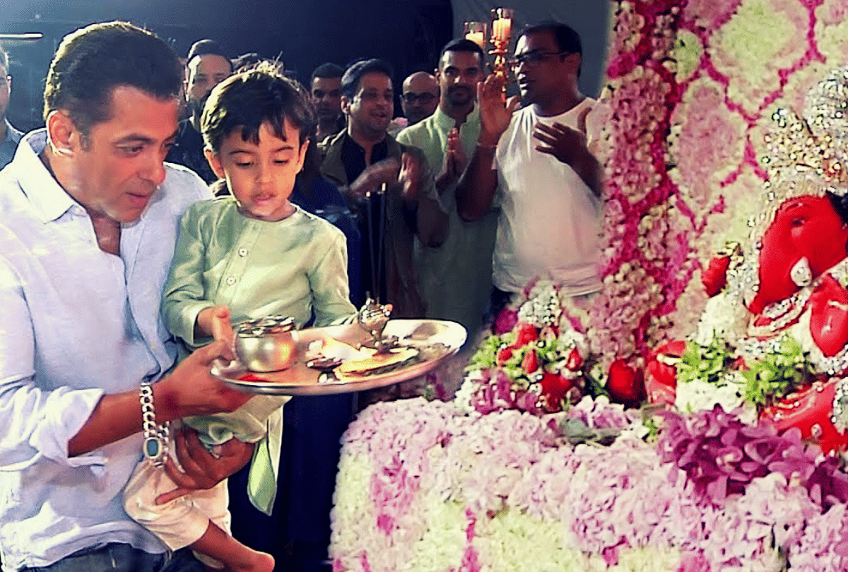 Salman Khan gets Tolls after Aarti at Sister Arpita Ganpati Visarjan
