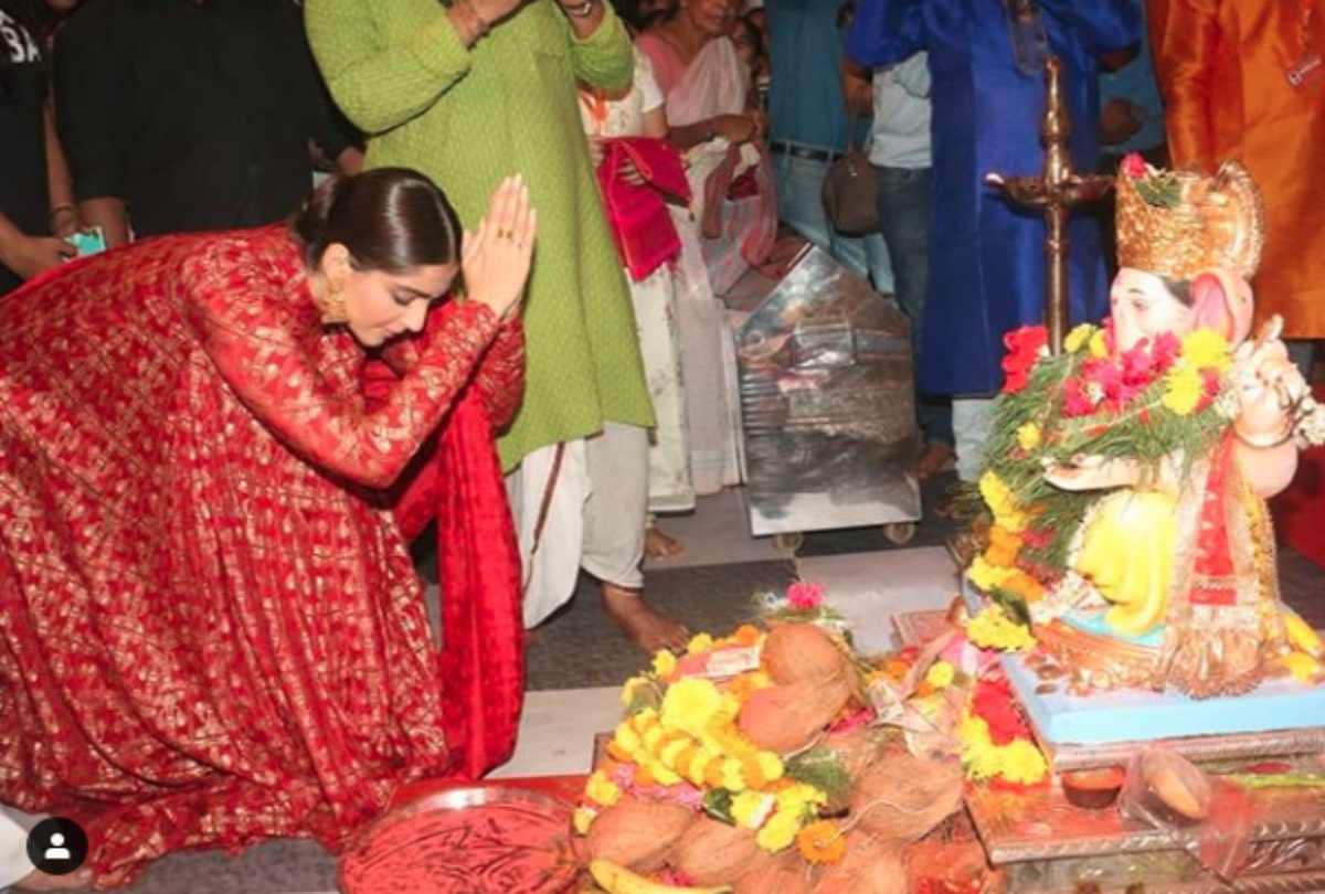 sonam kapoor take blessing of ganpati at andheri cha raja before her film release