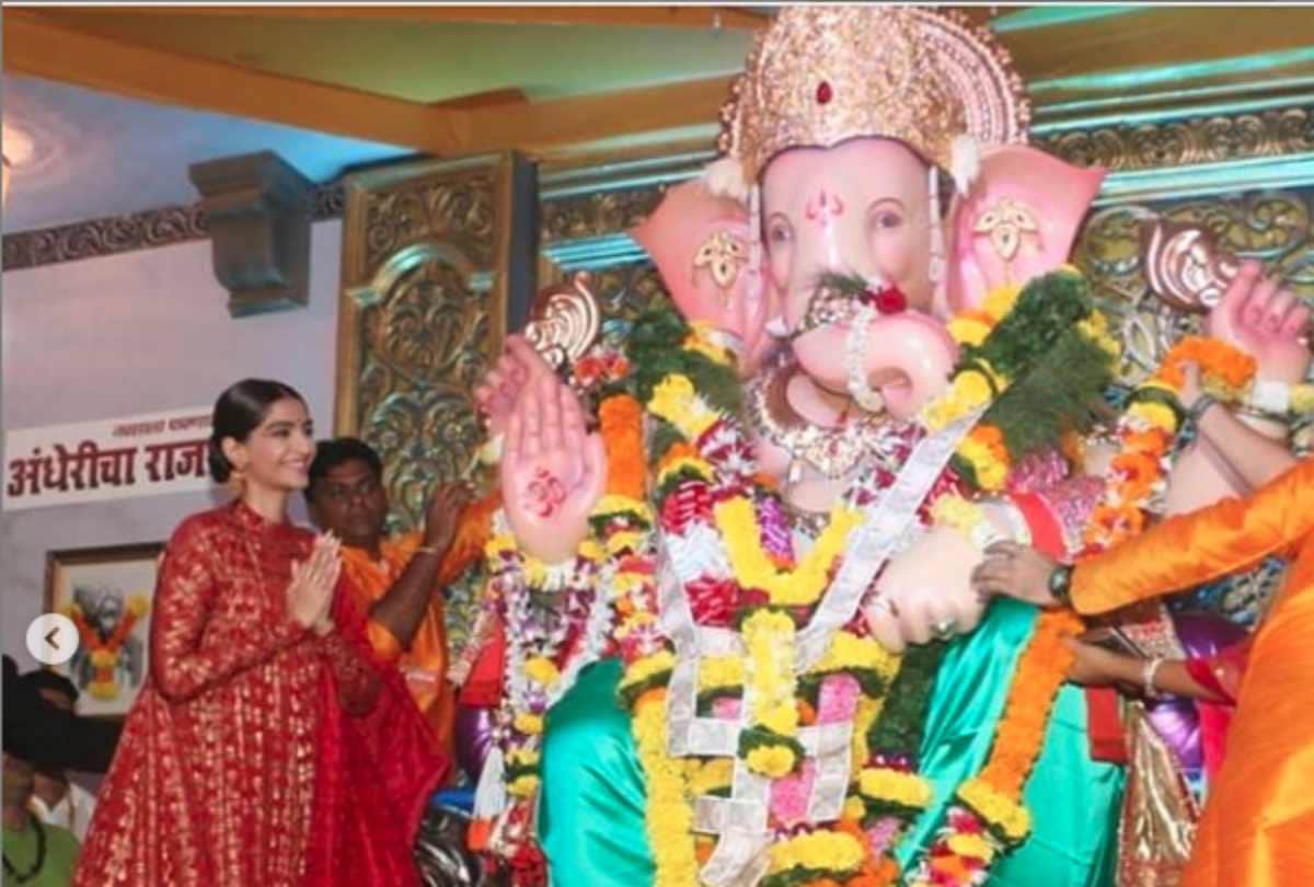 sonam kapoor take blessing of ganpati at andheri cha raja before her film release