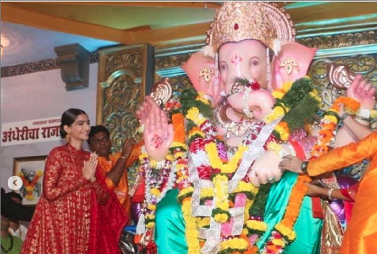 sonam kapoor take blessing of ganpati at andheri cha raja before her film release