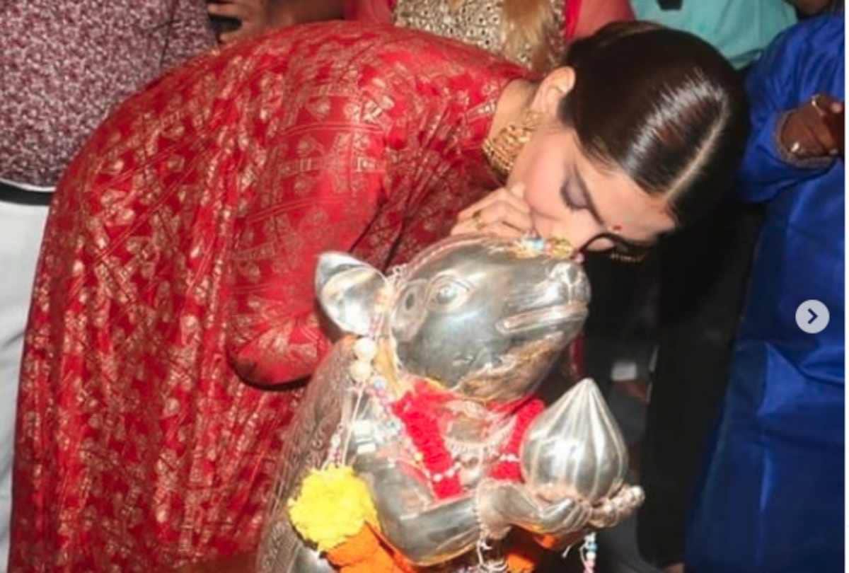 sonam kapoor take blessing of ganpati at andheri cha raja before her film release