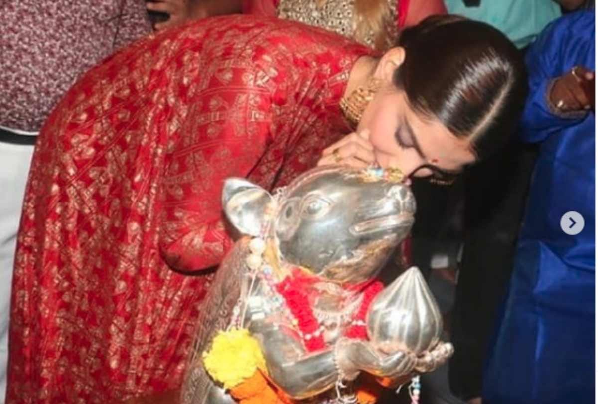 sonam kapoor take blessing of ganpati at andheri cha raja before her film release