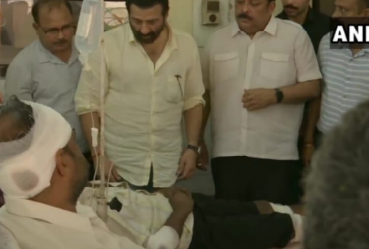 Sunny Deol meets people who were injured at fire-crackers factory in Batala