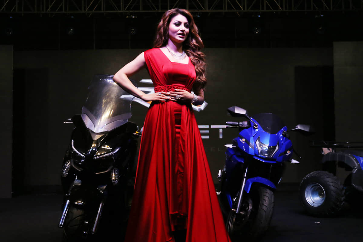 Bollywood news Capsule Kareena kapoor Khan urvashi rautela zareen khan vicky kaushal Alaia