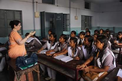 दुर्गाचरण बालिका इंटर कॉलेज में छात्रों को पढ़ातीं राष्ट्रपति सम्मान से सम्मानित गुरुबचन कौर