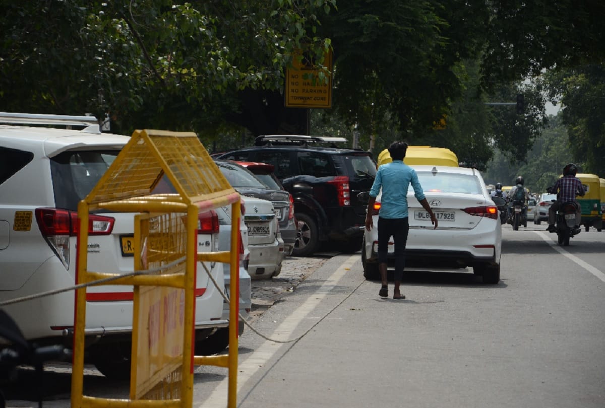 How to follow the traffic rules in delhi as vehicles stand on the roadside